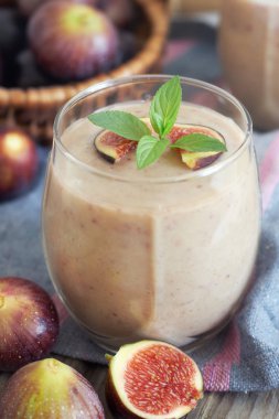 Nane yaprakları ile incir güler yüzlü