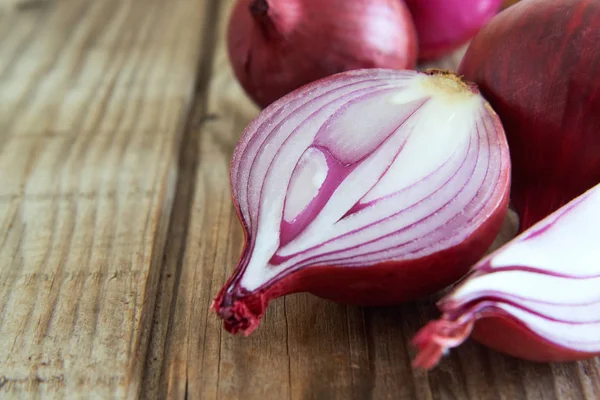 Ahşap zemin üzerinde kırmızı soğan