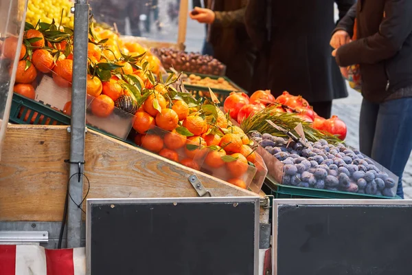 Osoby kupujące owoców z uliczny sprzedawca — Zdjęcie stockowe