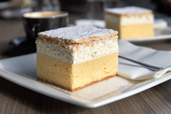 Cremeschnitte beyaz plaka üzerinde