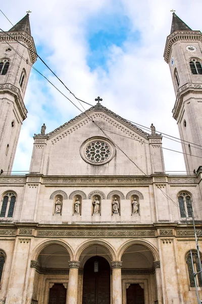 Katolik bucak ve üniversite kilise St. Louis, olarak adlandırılan Ludwigskirche, Münih