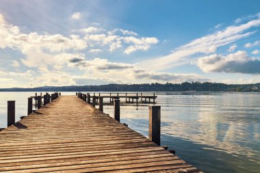 Boş ahşap iskele Gölü Starnberg Bavaria, Almanya için üzerinde