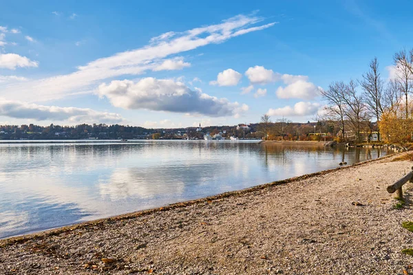Gölü Starnberg içinde güneşli bir sonbahar