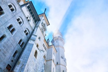 Fairytale Neuschwanstein Şatosu sisli kış günü, Almanya