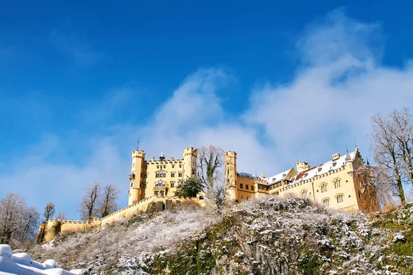 Castillo Hohenschwangau Schloss Acantilado Nevado Bajo Cielo Azul Baviera Alemania — Foto de Stock