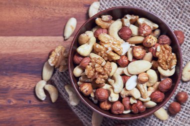 Karışık Kuruyemiş fındık, ceviz, beyazlatılmış badem ve kaju fıstığı ahşap kase gibi. Kopya alanı ile Üstten Görünüm