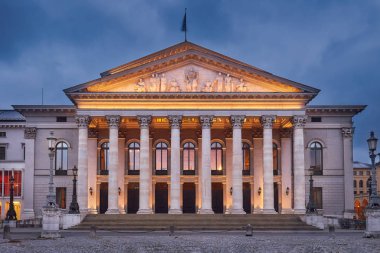National Theatre Munich alacakaranlıkta. Max-Joseph-Platz Meydanı Münih, Almanya