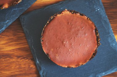 Ceviz, tarihleri, karamel krem ile yapılan ve çikolata kaplı mini kek vegan