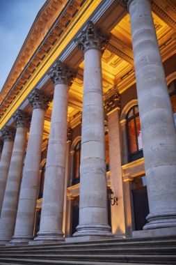 National Theatre Munich alacakaranlıkta. Max-Joseph-Platz Meydanı Münih, Almanya