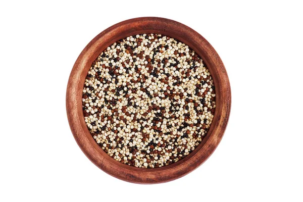 Karışık ham quinoa (Chenopodium quinoa). Ahşap kase beyaz arka plan üzerinde izole kırmızı, siyah ve beyaz tohumları