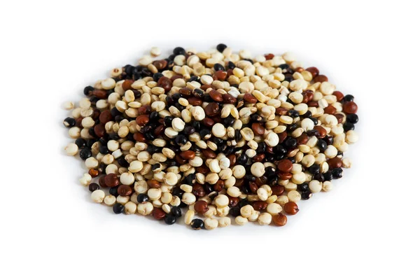 Karışık ham quinoa (Chenopodium quinoa). Beyaz arka plan üzerinde izole kırmızı, siyah ve beyaz tohumları