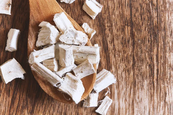 Kurutulmuş ve dilimlenmiş hatmi root (Althaea officinalis) tahta kaşık. Kopya alanı ile Üstten Görünüm
