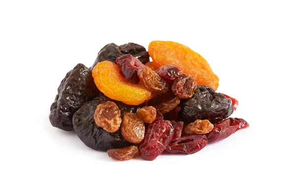 在白色背景下分离的干果 葡萄干 杏和蔓越莓 的混合物 — 图库照片