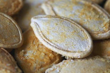 Kavrulmuş ve tuzlu Kabakçekirdeği closeup. Seçici odak