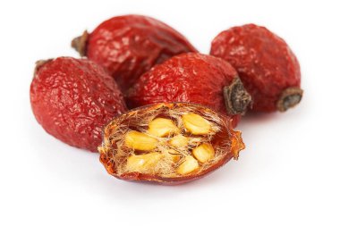 Beyaz arka plan üzerinde izole kurutulmuş köpek rose meyve (Rosa canina)