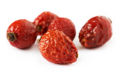 Beyaz arka plan üzerinde izole kurutulmuş köpek rose meyve (Rosa canina)