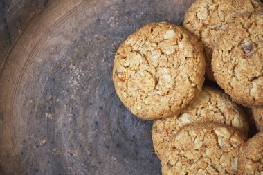Rustik plaka üzerinde (kepekli) tam buğday unu ile bisküvi. Kopya alanı ile Üstten Görünüm