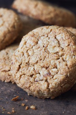 Rustik plaka üzerinde (kepekli) tam buğday unu ile bisküvi