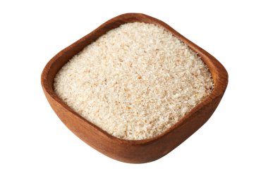 Beyaz arka planda izole ahşap kasede psilyum (ispaghula) kabuğu