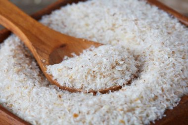 Psyllium (ispaghula) kabuğunu ahşap kaşıkla kapat