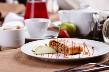 Apple strudel beyaz plaka