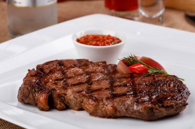 Beyaz tabak lezzetli et