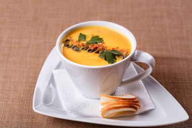 Beyaz tabakta balkabağı çorbası