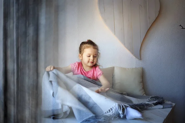 Спящая Маленькая Девочка Одеялом — стоковое фото