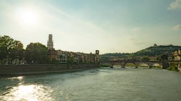 アディジェ川このストックビデオは イタリアのヴェローナ市のアディジェ川にかかる古い石の橋を示しています — ストック動画