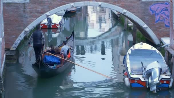 Navegando Canal Veneza Vídeo Estoque Que Consiste Imagens Impressionantes Pessoas — Vídeo de Stock