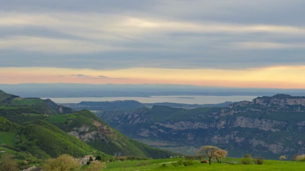 Dağ Manzarası Hızlandırması Dağlık Bir Arazide Hareket Eden Bulutların Inanılmaz — Stok video