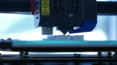 3d Printer Run, yeni baskı teknolojisi tarafından şekillendirilen bir heykelciğin muhteşem görüntülerini gösteren bir stok videosu. Bu 1920x1080 (Hd) videosu, katkı maddesi üreten bir yazıcı tasvir eden herhangi bir video projesinde muhteşem görünecektir..