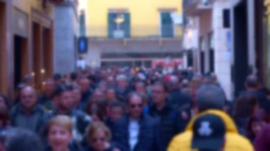 Anonymous Crowd, kentteki işlek bir caddede yürüyen odağı olmayan insanların inanılmaz görüntülerini gösteren bir video. Bu 1920x1080 (Hd) görüntüsü herhangi bir video projesinde inanılmaz görünecektir.