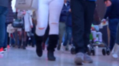 People Walking, kalabalık bir şehirde kalabalık bir caddede yürüyen odak dışı insanların müthiş görüntülerinden oluşan bir video. Bu 1920x1080 (Hd) görüntüleri kalabalık, anonim, şehir yaşam tarzını tasvir eden her projede kullanmak için idealdir..