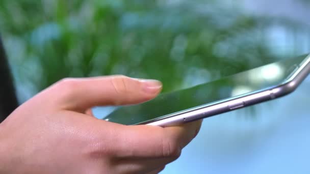 Dactylographier sur Smartphone est une vidéo qui présente un gros plan de la main d'une femme tapant sur un smartphone. Ces images seront incroyables dans tout projet vidéo qui représente les applications mobiles, la navigation sur Internet, la technologie, les innovations numériques et autres. .