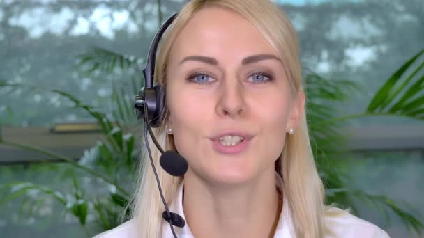 Feminino Call Center Employee Vídeo Estoque Que Exibe Close Uma — Vídeo de Stock