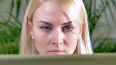 İnterneti kontrol etmek, bilgisayarında internette sörf yapan güzel bir kızın inanılmaz görüntülerini içeren bir video. Bulduğu bilgiden memnun olmadığı için kaşlarını çatıyor.. 