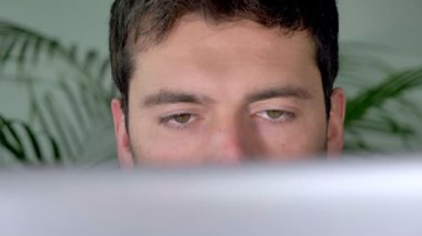 Man Surfing Internet, evdeki bilgisayarında interneti kontrol eden gri gözlü bir adamın mükemmel görüntülerini gösteren bir video. Bu 3840x2160 video klibi, internet ve teknoloji ile ilgili tüm video projelerinde harika görünecek.