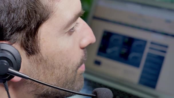 Man Talar Med Kund Ett Callcenter Stock Video Som Visar — Stockvideo