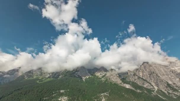 Облака Проходящие Над Горами Полезно Интротимных Презентаций Название Раскрывает Многое — стоковое видео