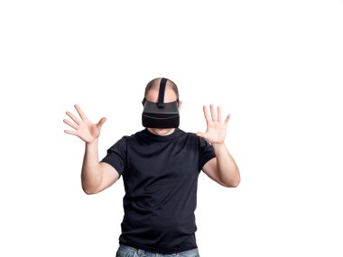 Adam beyaz blackground izole sanal gerçeklik kulaklık kullanarak