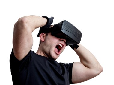 Adam beyaz ba izole sanal gerçeklik gözlükle çığlık