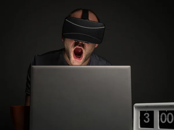 Technologie závislý muž s nespavostí — Stock fotografie