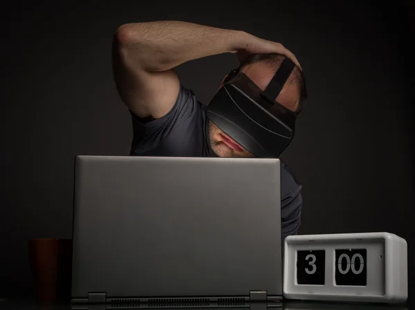 Technologie závislý muž s nespavostí — Stock fotografie