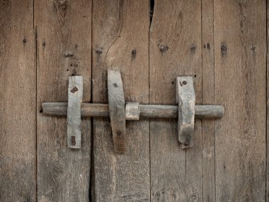 Bir büyük cıvata arka plan ile eski ahşap kapı