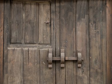 Eski ahşap kahverengi ve rustik kapı büyük bir cıvata ile