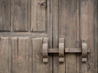 Eski ahşap kahverengi ve rustik kapı büyük bir cıvata ile