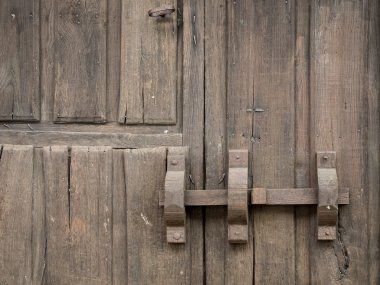 Eski ahşap kahverengi ve rustik kapı büyük bir cıvata ile