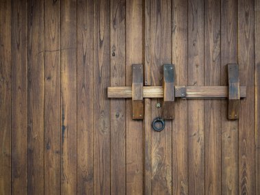 Eski ahşap kapı büyük bir cıvata ile kapalı