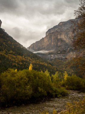 Pyrenees dağında üzerinden fırtınalı bulutlar